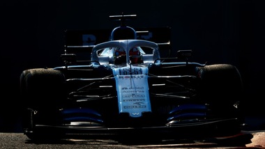 F1: George Russell su pneumatici da 18" ad Abu Dhabi