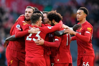 Il Liverpool ne fa due al Watford e allunga sul Leicester che pareggia. Il Chelsea perde nel finale