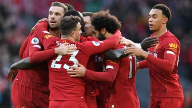 Il Liverpool ne fa due al Watford e allunga sul Leicester che pareggia. Il Chelsea perde nel finale