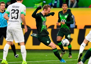 Il Borussia M. cade con il Wolfsburg e perde la vetta, vince lo Schalke