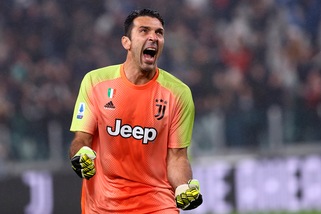 Juve, Buffon aggancia Maldini: un record tira l’altro