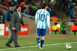 Maradona: "Non criticherei mai Messi, è il mio idolo"