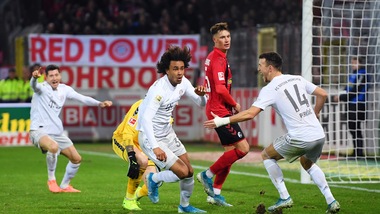 Il Borussia M. vince e torna in vetta, successo per il Bayern all'ultimo respiro