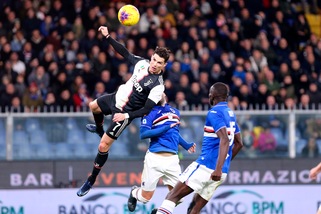 Juve, Cristiano Ronaldo in aria per quasi un secondo