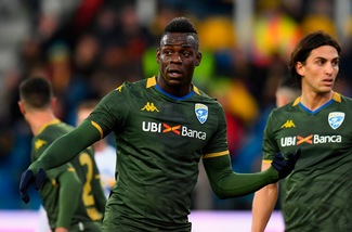 Balotelli non basta al Brescia contro il Parma. Orsolini show in Lecce-Bologna