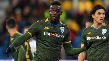 Balotelli non basta al Brescia contro il Parma. Orsolini show in Lecce-Bologna