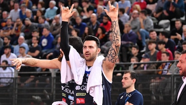 Il derby è di Brescia, sconfitta Cantù. Varese cade con Trento