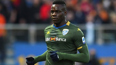 Balotelli, botto di Capodanno: contro un marciapiede sulla sua 500