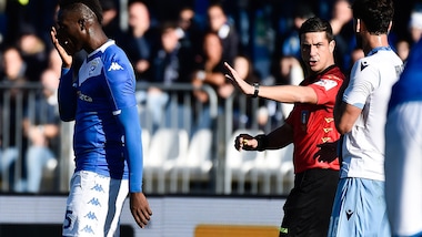 Cori contro Balotelli in Brescia Lazio. Il gioco si ferma e parte l'annuncio