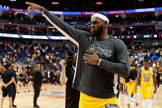 Nba, altro show di LeBron James: i Lakers abbattono Detroit. Bene anche i Clippers