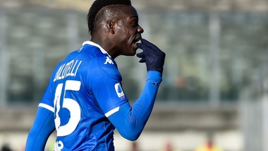 Furia Balotelli in Brescia-Cagliari: 'vaffa' all'arbitro e rosso. In campo solo 7'!