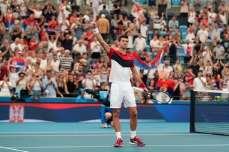Djokovic straordinario, batte Shapovalov e porta la Serbia in semifinale dell'Atp Cup