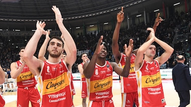 Pesaro alla prima vittoria. Brescia, sesto successo di fila