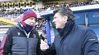 Mazzarri saluta Mihajlovic prima della gara