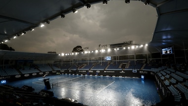 Australian Open, dopo il fumo ci si mette pure la pioggia