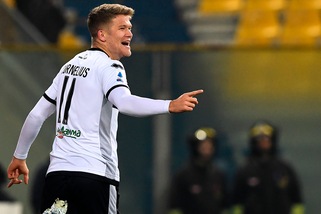 Cornelius, proposta speciale a un tifoso dopo una pallonata