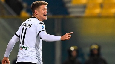 Cornelius, proposta speciale a un tifoso dopo una pallonata