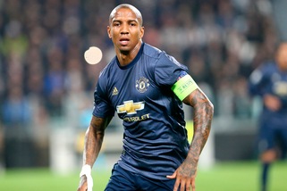 Ashley Young è ufficiale, primo colpo per l'Inter di Conte