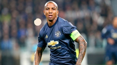 Ashley Young è ufficiale, primo colpo per l'Inter di Conte