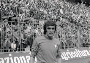 Anastasi, centinaia di persone a Varese per l'ultimo saluto all'ex attaccante