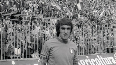 Anastasi, centinaia di persone a Varese per l'ultimo saluto all'ex attaccante