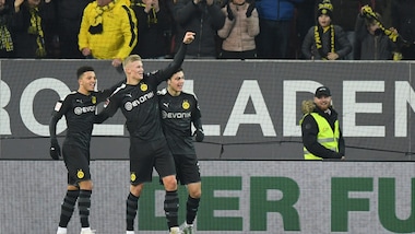 Haaland da sogno: tripletta e vittoria con il Dortmund. Il Lipsia vince e allunga