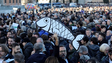 Le Sardine a Bologna: "Siamo 40 mila, ma non faremo un partito"