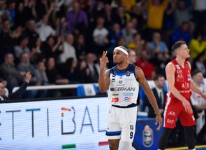 Brescia vince il derby con Milano. Sassari distrugge Pesaro, vince Varese