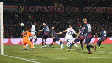 Il derby è del Crotone, decide Messias. Proteste Cosenza per un gol fantasma