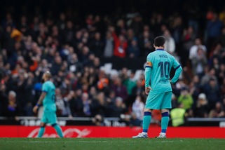 Liga, Barcellona ko a Valencia. Violenti scontri prima del match