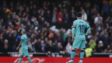 Liga, Barcellona ko a Valencia. Violenti scontri prima del match