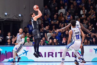 Gentile piega Sassarri, la Virtus Bologna supera Venezia e allunga