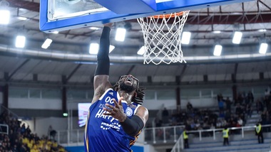 Brindisi cade in Ungheria: è fuori dalla Champions. Sassari passeggia
