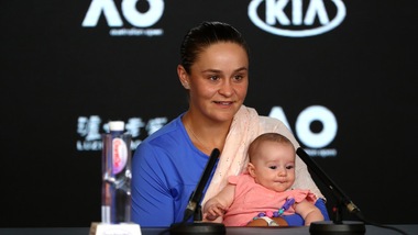 Australian Open: Barty si presenta davanti ai microfoni con la nipotina Olivia
