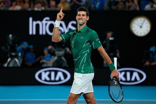 Australian Open, Djokovic vola in finale: piegato Federer in 3 set