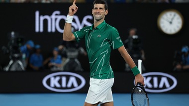 Australian Open, Djokovic vola in finale: piegato Federer in 3 set