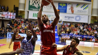 Perdono Brescia e Sassari. Successi per Cantù e Treviso