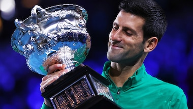 Sanremo, Djokovic canta 'Terra promessa' con Fiorello e Amadeus