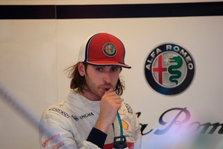 Alfa Romeo, Papa Francesco autografa il casco di Giovinazzi