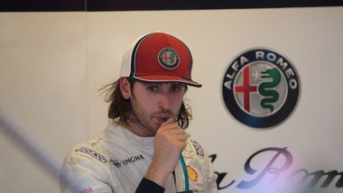 Alfa Romeo, Papa Francesco autografa il casco di Giovinazzi