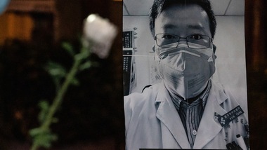 Coronavirus: la Cina chiede scusa al medico-eroe Li Wenliang