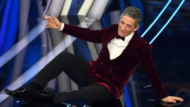 Sanremo, show di Fiorello e Tiziano Ferro: duetto e poi bacio sulle labbra