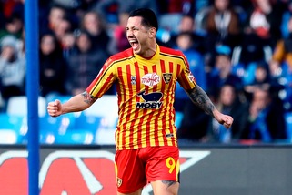 Lapadula fa doppietta, eurogol di Mancosu: il Lecce vince a Napoli 3-2!