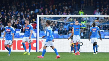 Napoli flop, impresa Lecce al San Paolo. Cagliari ko, pari Brescia