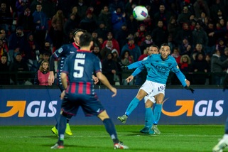 Insigne lancia il Benevento e firma l'1-0 al Cosenza