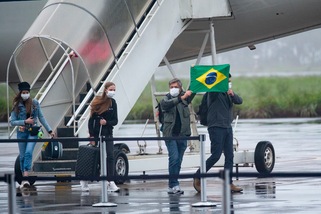 Simula di avere il coronavirus per non fare la fila, arrestata