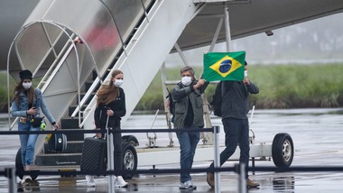 Simula di avere il coronavirus per non fare la fila, arrestata