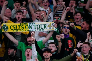 Celtic, tifoso prende a pugni 3 cavalli della polizia: arrestato