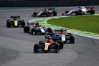 F1, Alfa Romeo in pista a Fiorano, livrea scura e logo a cuore