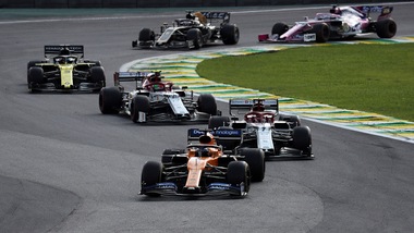 F1, Alfa Romeo in pista a Fiorano, livrea scura e logo a cuore